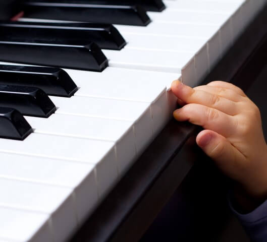 A partir de quel âge un enfant peut-il commencer à apprendre le piano et  les notes ?